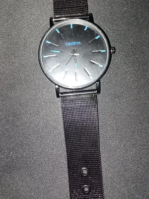 Klocka & Armband | Svarta - Klocka samt Armband kommer tillsammans i paketet eller endast en av dessa 2 det kan diskuteras. Info: svarta kombination så de kommer tillsammans 