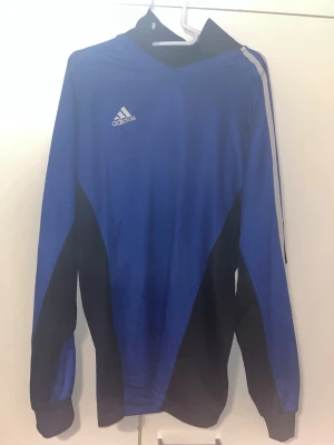 Paita XL - Sinimusta ohuehko paita. Koko XL. Materiaalitietoa en löydä. Kaikai n 65cm, pituus n 72cm. Eläintalous MMM, lisätietoja saa kysymällä Katsothan myös muut ilmoitukseni Tarjoa 