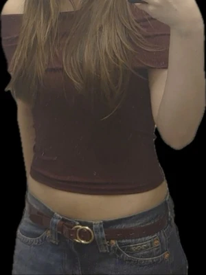 Vinröd offshoulder croppad topp - Snygg vinröd croppad topp med offshoulder-design. Toppens material är ribbat och den sitter tight mot kroppen, perfekt för att lyfta din stil. Köpt från shein.☺️💕