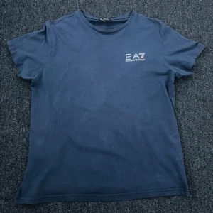 EA7 T-Shirt Mörkblå - Plagg:Armani T shirt Storlek:L Nypris:1299 Mitt pris:59 Skick:8/10 Lite slitage, inga defekter Märke/Brand:Armani/EA7 Färg:Mörkblå Passform:L Passar M Fraktar Inom 24 h📦 Skriv Vid Minsta Lilla Intresse😃 