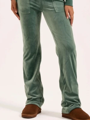 Gröna mjukisbyxor från SikSilk - Säljer ett par gröna mjukisbyxor från juicy Couture i mjuk velour med raka ben och stora fickor fram och bak. Byxorna har snörning i midjan och silverfärgade knappar med logga på bakfickorna. Perfekta för chill dagar och riktigt skön passform. Har använt dem 5 gånger och har inget fel på dem förutan juicy märket på snöret där framme åkte av annars är dem helt okej