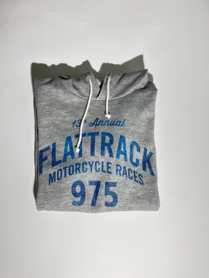 Jack and Jones hoodie  - Säljer denna vintage Jack & Jones hoodien med unika sömmar. | Storlek M. | Mycket fint skick. | Vid funderingar är det bara att skriva!🤝