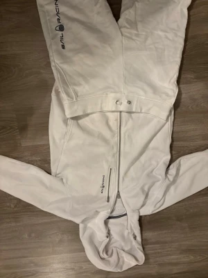 Vit sail racing tröja och shorts  - L på shortsen och m på tröjan                                        Priset är pågrund av att det finns en fläck på tröjan som knappt syns om du inte vet om den själv