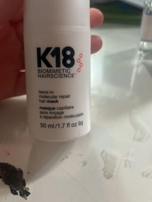 K18 leave-in hårmask 50 ml - K18 Biomimetic Hairscience leave-in molecular repair hårmask i vit plastflaska, 50 ml. Perfekt för att återuppbygga och stärka håret på djupet utan att behöva sköljas ur. Enkel att använda och smidig att ta med sig.