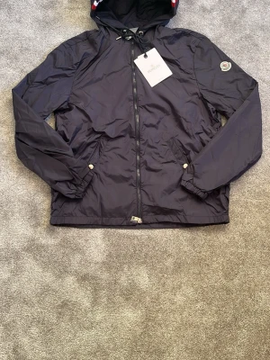 Moncler vindjacka  - Priset är inte diskuterbart, går inte ner i pris. Storlek S