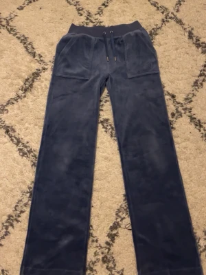 Mörkblå/lila juciy byxor  - säljer mina juciy byxor eftersom dem inte kommer till användning länge, inga defekter, och är nästan helt nya, har även ett par gröna om de önskas 💋