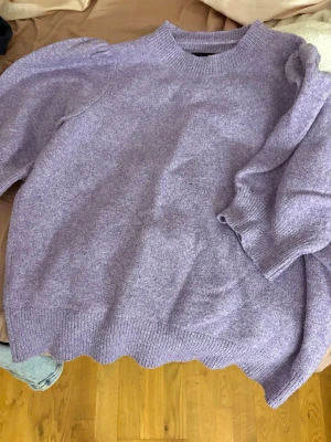 Stickad kortärmad  - Super fin kortärmad blus. Den har ett litet hål (sista bilden) men inga större skador 