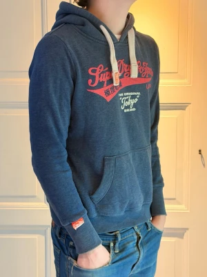 Superdry hoodie  - Bra skick inga defekter eller hål. Vid frågor eller nått så är det bara att höra av er! Moddelen är 185 och väger 75