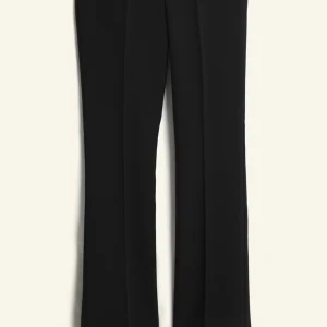 Svarta bootcut kostymbyxor Bik Bok - Säljer ett par svarta kostymbyxor ”Vilma falre” från Bik Bok i storlek 40. Byxorna har en flare modell med pressveck och hällor för bälte. Klassisk look med fickor och diskret bakfickor💕