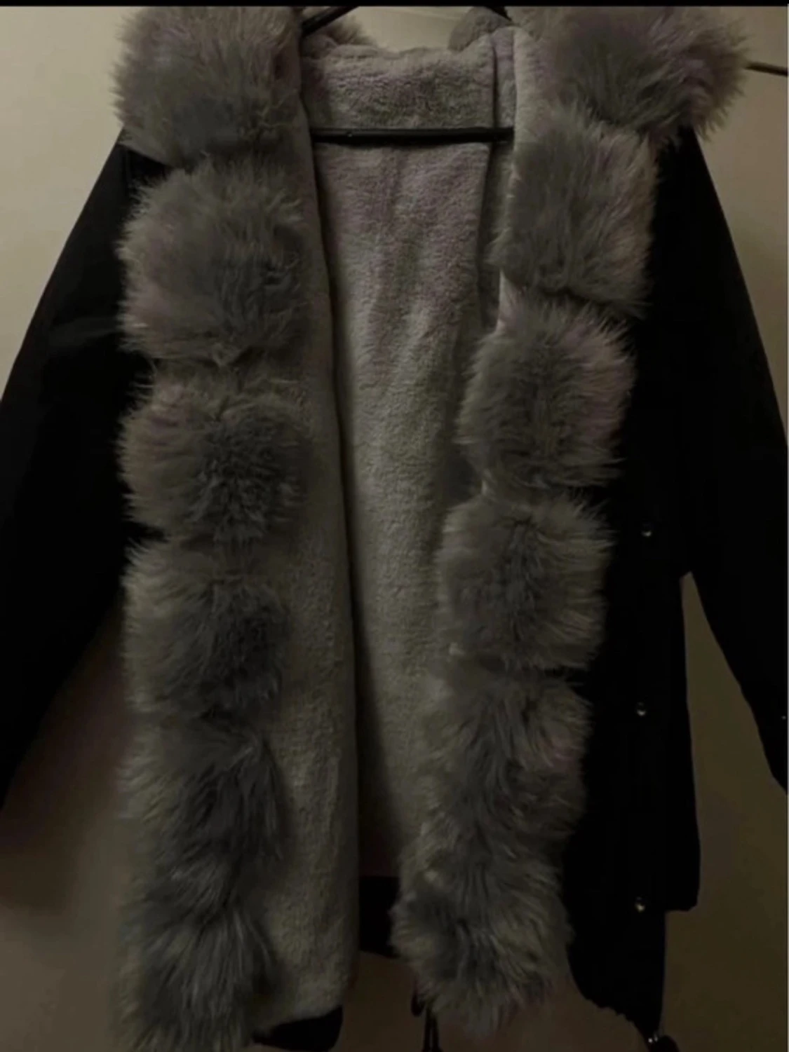Svart parkas med grå fuskpäls - 1