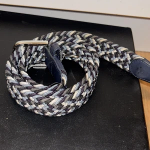 John Henric flätat bälte  - Tjena! Säljer nu ett riktigt fett flätat bälte från John Henric, inga defekter eller märken! Använt bara ett fåtal gånger, nypris ligger runt 500kr och säljer mitt för 199 så ett riktigt bra pris! Hör gärna av er vid mer funderingar eller frågor//// MVH Timelessfashion 😃