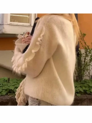 Beige stickad tröja med volangärm XS - Supersöt vit stickad tröja från Arket i storlek XS med volangdetaljer längs ärmarna. Tröjan är som ny använd 2 gånger💕