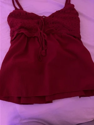 Sött linne - Vinrött linne från stradivarius. Har sytt banden så att dem blir kortare eftersom de var väldigt långa, använd men väldigt fint skick <3