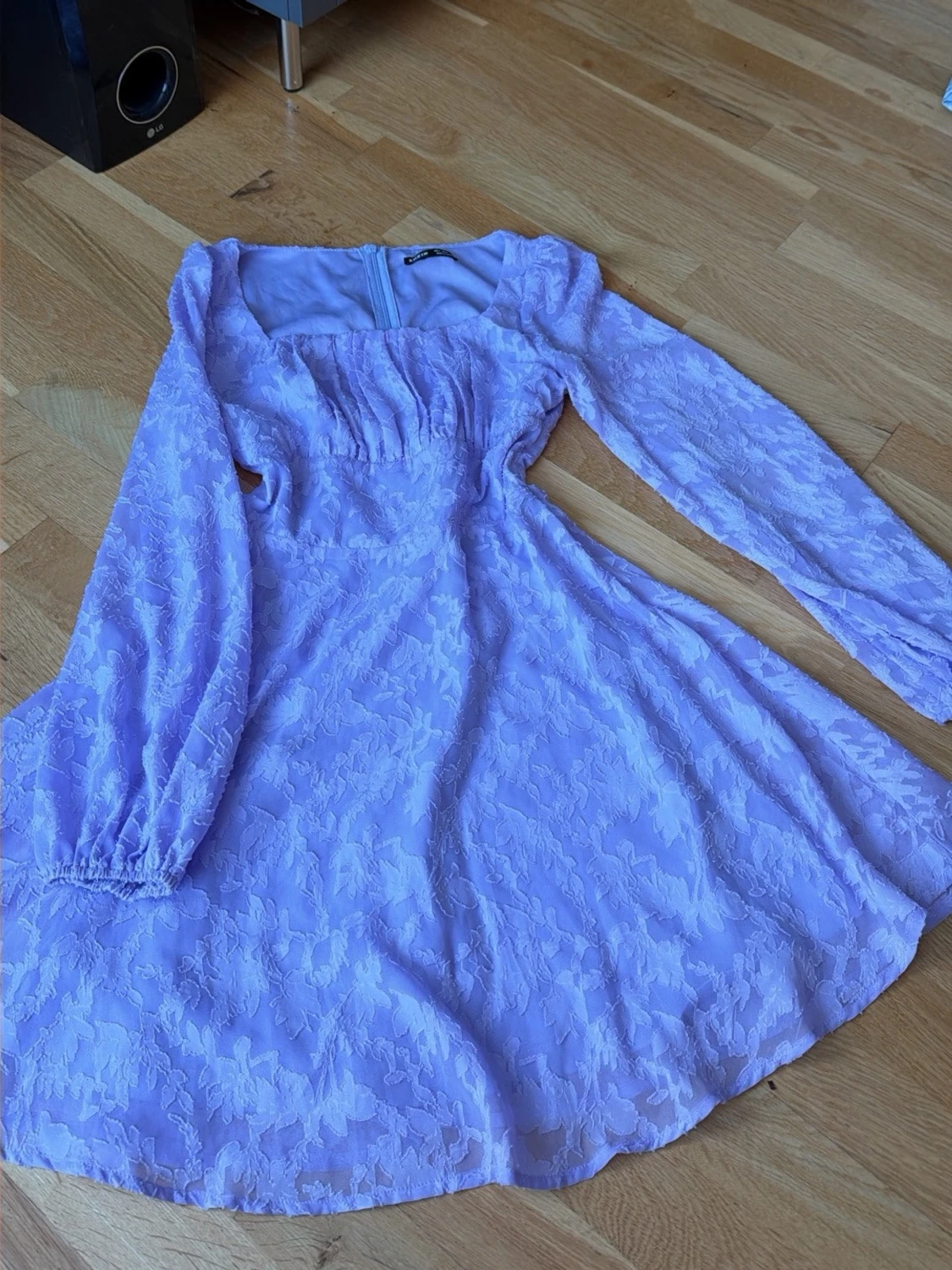 Ljuslila spetsklänning med lång ärm