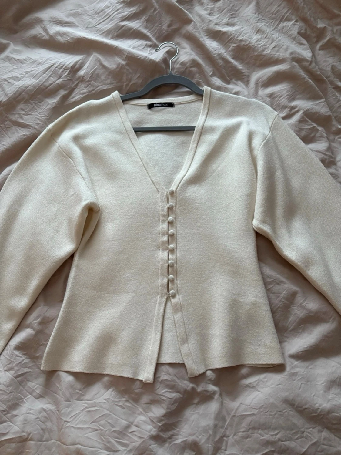 Beige kofta med knappar från Gina Tricot