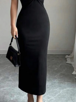 Svart långklänning med twistdetalj - Använd endast en gång 