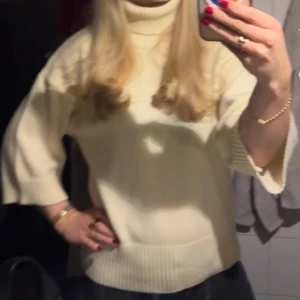 Populär polotröja - Populär stickad tröja från hm med trekvartsärmar och polokrage 