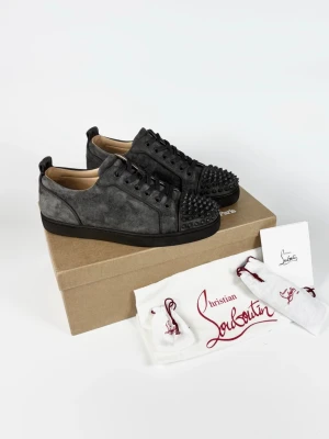 Christian Louboutin skor - | Säljer ett par Christian Louboutin louis junior spikes sneakers i nyskick | Storlek: 42 | Allt original ingår | Hör av dig vid frågor eller funderingar