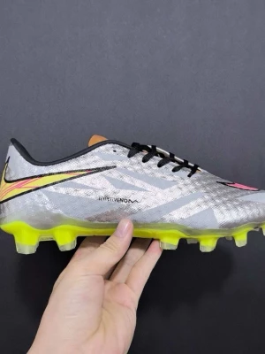 Nike Hypervenom fotbollsskor silver/gul - Säljer ett par Nike Hypervenom ☠️. Behöver inte säga så mycket om dessa legendariska skor. (Nya från vårt lager) finns i alla storlekar 