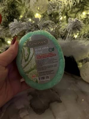 Aloe Vera sminksvamp från Kesehane - Grön sminksvamp med aloe vera-extrakt från Kesehane. Svampen är oval och har en mjuk yta som passar perfekt för att applicera foundation eller blanda ut concealer. Innehåller naturliga ingredienser och ger en fräsch känsla vid användning.