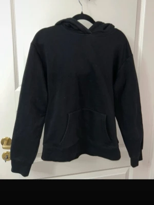 Mjukis sett från Primark  - En svart hoodie med luva och ficka tillsammans med dess svarta mjukis byxa med fickor, risåband nertill och knytning vid midjan. (går att köpa separata delar oxå dvs endas hoodie eller endas byxa, pris kan diskuteras då)