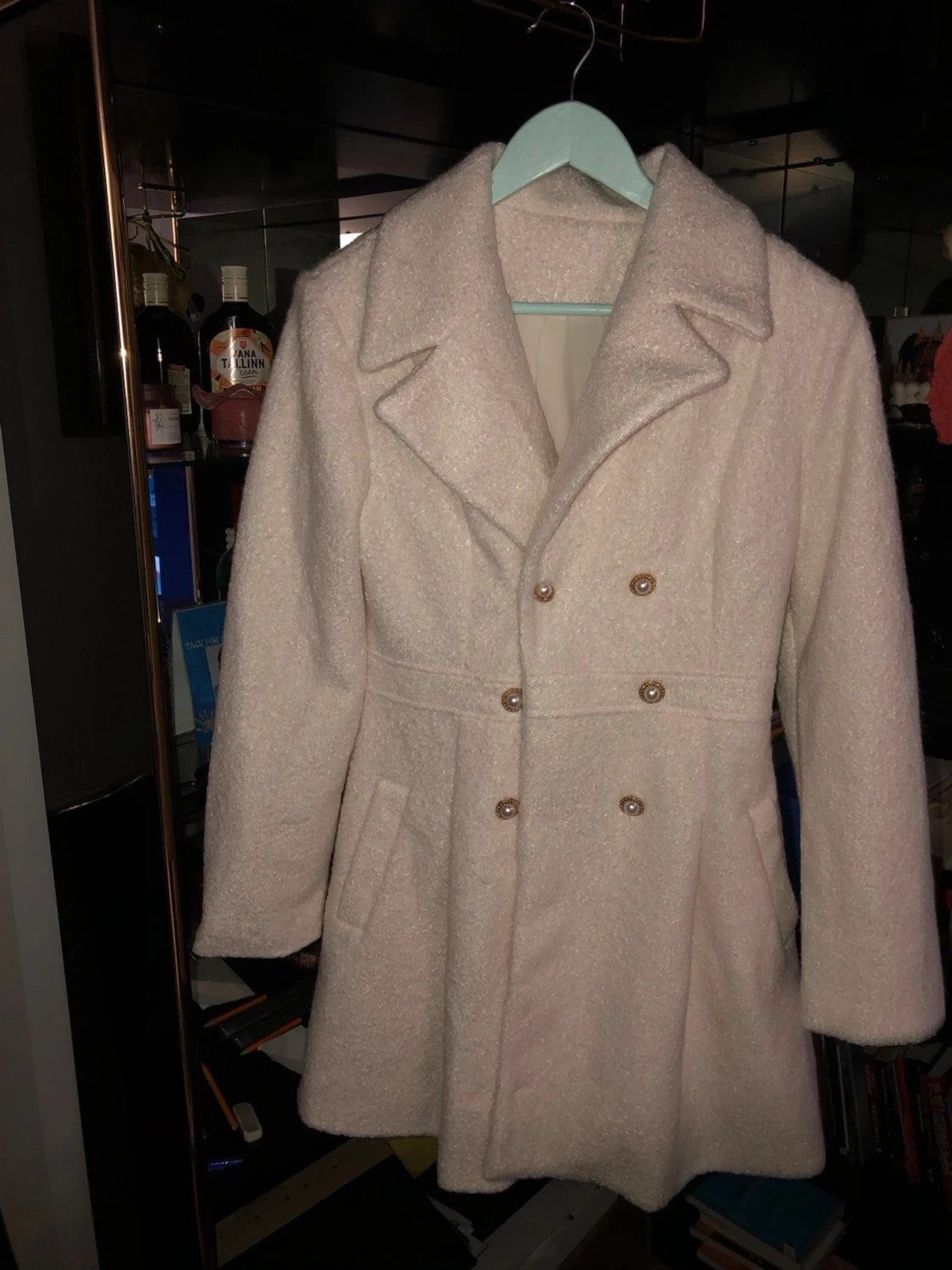 Vit teddyjacka med pärlknappar