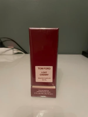 Tom Ford Lost Cherry 50ml - Tom Ford Lost Cherry Eau de Parfum säljes. Parfymen är helt ny, oanvänd och fortfarande oöppnad i originalplast. med toner av körsbär, mandel och vanilj.