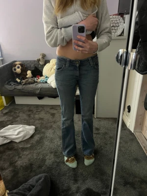 Bootcut jeans  - Säljer ett par klassiska blå jeans från Lee med bootcut passform och låg midja. Jeansen har snygga slitningar och är lång midjande. Knappt använda ❤️❤️