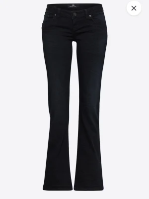 Svarta bootcut jeans från LTB - Svarta Lågmidjade ltb valerie jeans i storlek 26/30! Super fina och slutsåld. ❤️(lånad andra bild) stretchiga.