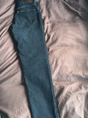 Lee Extreme Motion Slim Taper jeans - Säljer ett par blå Lee jeans med slim taper passform. Dom är använda 3 gånger och är köpta från lee hemsida. Inga defekter. Strl 29:32
