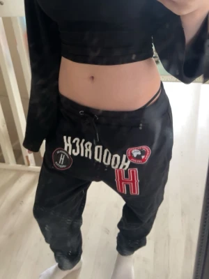 Svarta Hoodrich mjukisbyxor - Svarta mjukisbyxor från Hoodrich. Jag har egentligen storlek S men jag råkade köpa fel storlek, alltså strl L, jag har använt dom o jag tycker dom sitter skönt fast dom är lite stora. 