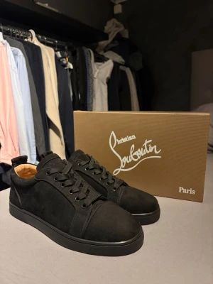  Christian Louboutin - Säljer dessa feta skor, typ helt nya använd ett par gånger säljer för jag är intresserad utav ett par andra, perfekt till våren nu 🤩 säljer för 2699 men kan tänka mig sälja för lite billigare vid en smidig affär  Hör av er om ni har frågor eller annat   #christain Louboutin