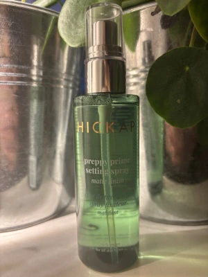 Hickap Preppy Prime Setting Spray - Helt ny Preppy Prime Setting Spray från Hickap ger en matt finish och håller sminket på plats hela dagen. Har aldrig andvänt den för har redan en ny som jag fick i present! Kommer i en stilren grön plastflaska med silvrig spraypump. 100% vegansk och passar alla hudtyper. Perfekt för dig som vill ha en fräsch look💗
