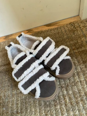 Inuikii Shearling Low Velcro - Vinter Sneakers Brun - Bruna INUIKII Shearling Low Velcro vinter sneakers. Skorna är i extremt gott skick då jag endast använt dem fåtal gånger. Skorna är väldigt bekväma och perfekta som vinterskor, som också passar bra som vår/höstskor ⭐️
