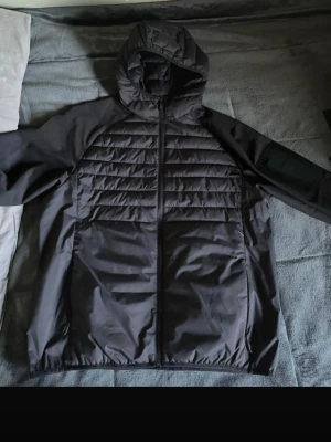 Hugo boss cardigan  - Helt ny fick hem den häromdagen men passar inte så säljer den nu för ett rimligt pris nypris-2000