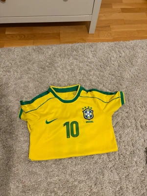Brazil tröja  - Hej Jag säljer en riktigt snygg Brasilien tröja som har Ronaldinho på ryggen som är perfekt till sommaren