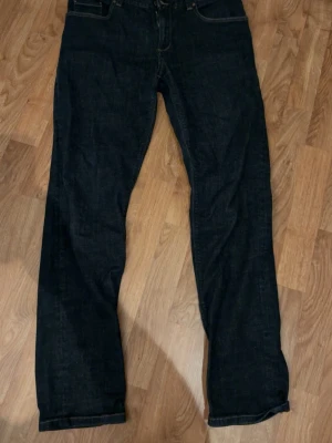 Mörkblå Alberto T400 jeans ( 32/32 ) - Snygga mörkblå jeansbyxor i regular slim fit med klassisk femficksdesign. Byxorna är tillverkade i en stretchig bomullsblandning med T400-fiber för extra komfort och passform. Nypris 1199+, mitt pris 699. Använda max 4 gånger. Vid fler frågor är de bara att skriva!!