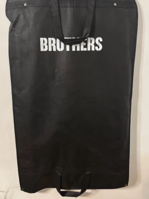 Mörkblå kostym från Riley Brothers - Säljer en stilren mörkblå kostym från Riley Brothers, modell Stanton. Kavajen har fyra knappar vid ärmslutet och klassisk passform. Kostymen är tillverkad i ull och har matchande byxor med bälteshällor. Perfekt för dig som vill ha en clean och tidlös look.