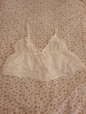 Vit luftig linnetopp  - Söt vit linnetopp från Gina Tricot i storlek M. Sitter ungefär som en magtröja i längden men är jätteskön och sval på sommaren❣️