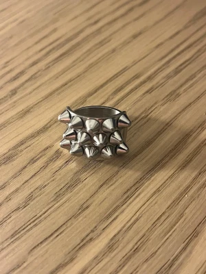 Ring i rostfritt stål - Ring från Edblad i storlek M. Säljer även matchande örhängen! 