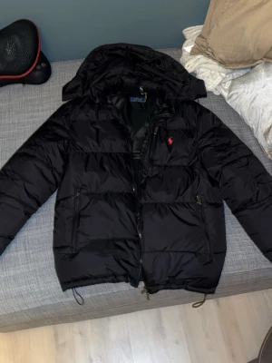 Polo Ralph Lauren vinterjacka - Säljer denna Polo ralph lauren vinterjackan. Storlek S, Skicket är jätte bra! Köptes i andra hand så inte säker på äkthet därav det billiga priset, ser dock bra ut o är varm.