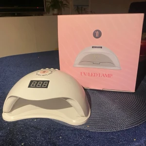 UV/LED lampa för naglar - UV/LED lampa från Nailster. Ny sen jul men testad, så gott som ny. Säljer då jag har men annan nu. 