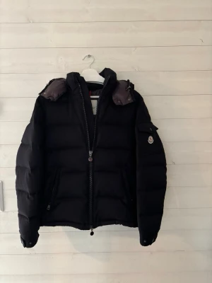 Moncler montgenevre - En fet moncler jacka.| I ett jättebra skick.✅ Använts fåtal gånger.🫡 Stolek 1.🥶  äkthets garanti finns på bild. hör av er vid fundringar