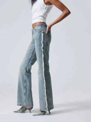 Nova Slim Bootcut Frayed Jeans - Säljer dessa snygga jeans med coola detaljer längs sidan av benen! Tyvärr inte kommit till användning pga för stora/långa för mig🌟🌟Nypris: 699kr och jag säljer för 350kr + frakt 😘