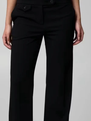 Nya svarta kostymbyxor PW Mina med raka ben - Snygg modell med medelhög midja och raka ben, pressveck och med slits längst ner vid foten på benen.  Super snygga och med fin linning, liten detalj med extra ficka, snygg knäppning och lite stretch (2% elastan) så byxorna är väldigt sköna. Det är även 30 % viskos i vilket ger en väldigt mjuk och skön passform.                                        Nya med prislapp! Nypris 359 sek  🤩Se gärna mina övriga annonser, tycker du om denna så tycker du säkert om fler av mina artiklar.