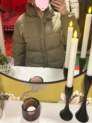 Grön vinterjacka  - En jättefin grön vinterjacka , den är jättevarmt 💚 i storlek S ifrån nakd 