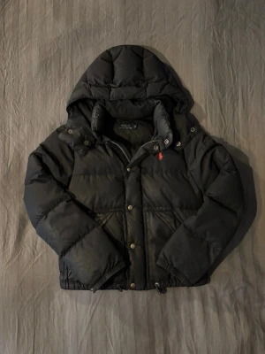 Ralph Lauren Puffer Jacka - tja folket! nu säljer ja min gamla raffe puffer i strlk s (sitter som en xs)👏 mått o allt finns i bilderna så referera till det🖖 bra skick bortsett från att den är lite glansig vid fickorna - något som bara ses vid en stark lampa🫡Skriv om ni har frågor!