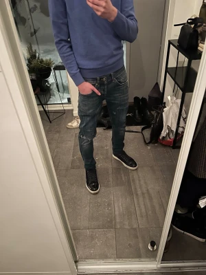  Dondups  jeans med slitningar - Säljer ett par dondups jeans med hög kvalité,En model med snygga slitningar som passar perfekt till en snygg outfit, Skriv om ni har fler frågor✨✨✨