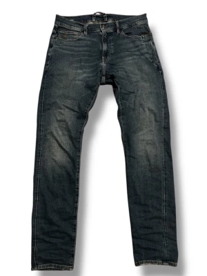 G-star raw original denim jeans  - Säljer ett par klassiska blå jeansbyxor från g star raw original denim i tapered passform. Byxorna har normal midja, fyra fickor och en snygg tvättad look. Tillverkade i slitstarkt jeansmaterial och passar perfekt till en avslappnad stil. W 31 l 32. OBS PRISET EJ HUGGET I STEN GÅR ATT DISKUTERA!!!🔥