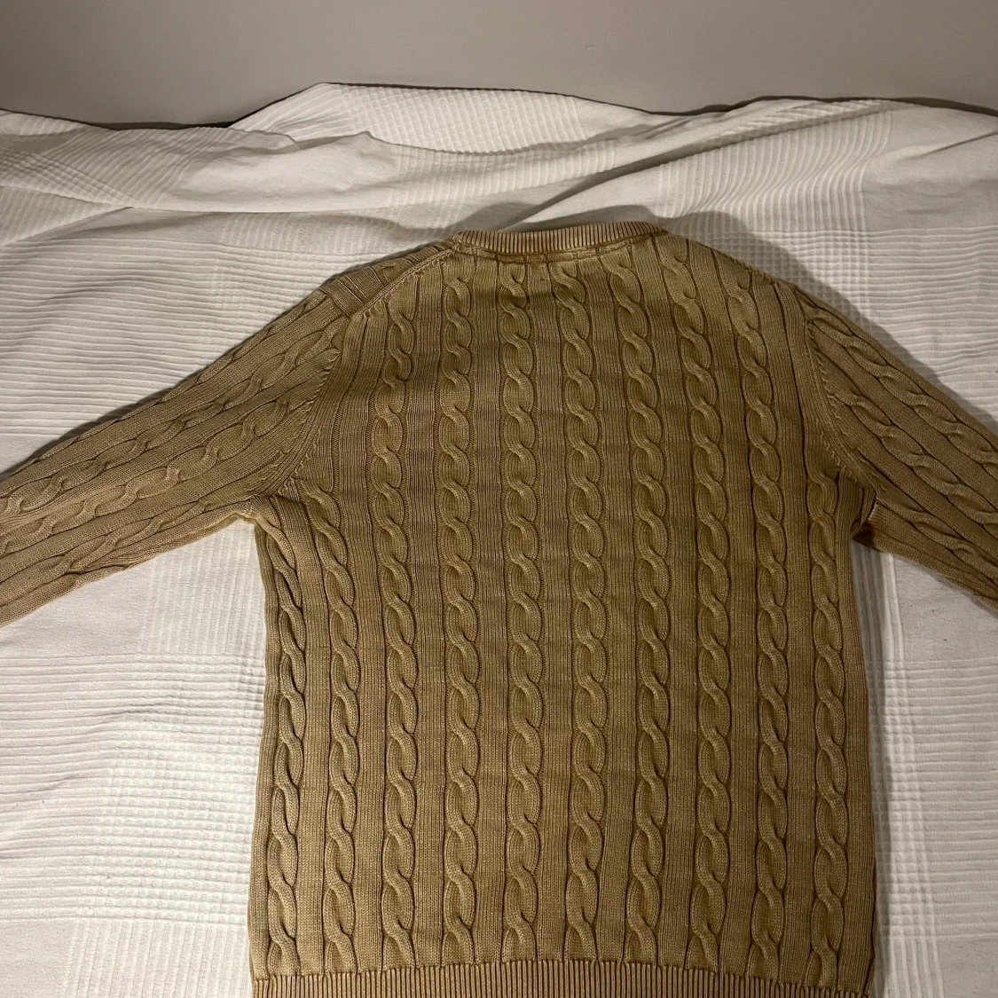 Beige kabelstickad tröja från Morris  - 1